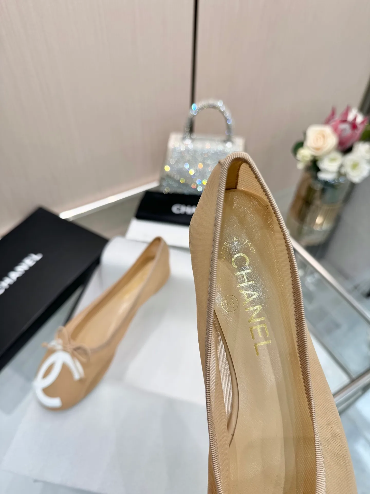 👟👟Ex-factory price 480👟👟 | ²⁰²5 𝐬𝐬 🤍🤎𝐂𝐇𝐀𝐍𝐄𝐋 Chanel 26A catwalk style handmade Mary Jane women's shoes. Ballet shoes are so amazing, the bow pattern is so cute! Even if I don’t wear flat shoes, I can’t resist the temptation! The second recommended pair of Chanel logo women's shoes has great texture and is versatile. It is made of lambskin and has an original two-color outsole. Size: 35-40 (41 can be customized and cannot be returned or exchanged)